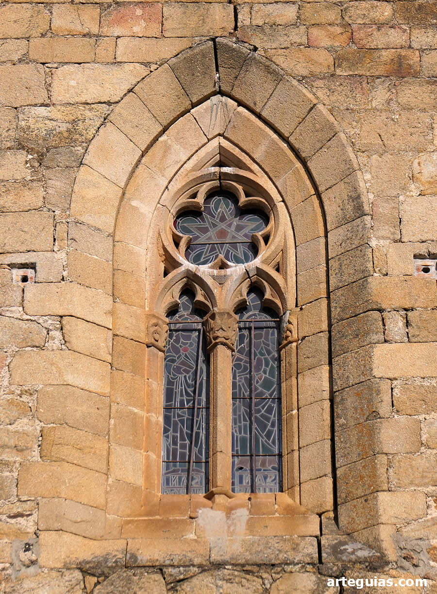 Ventanal g&oacute;tico de la fachada del mediod&iacute;a