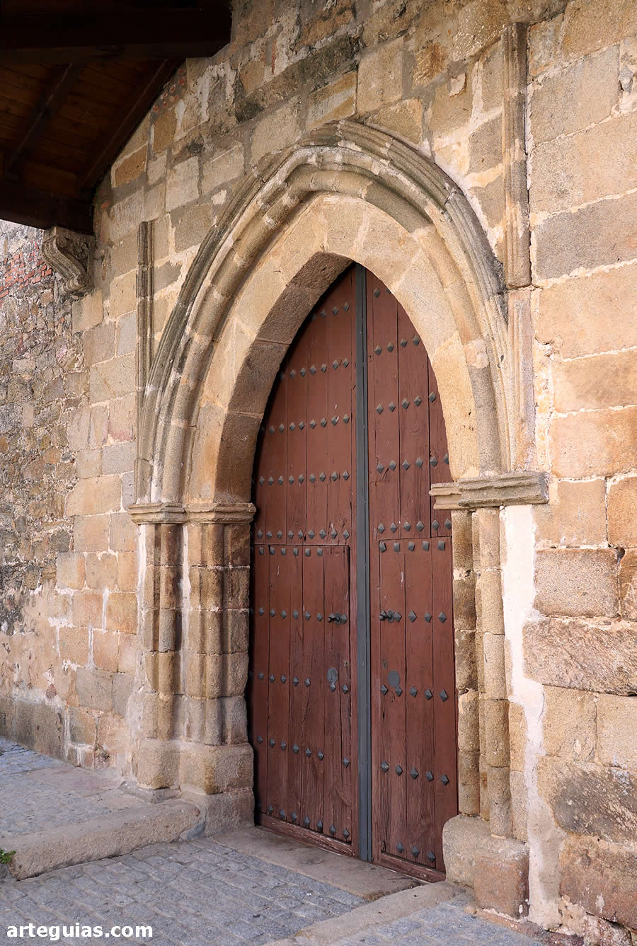 Peque&ntilde;a y senilla puerta con alfiz del imafronte de la iglesia