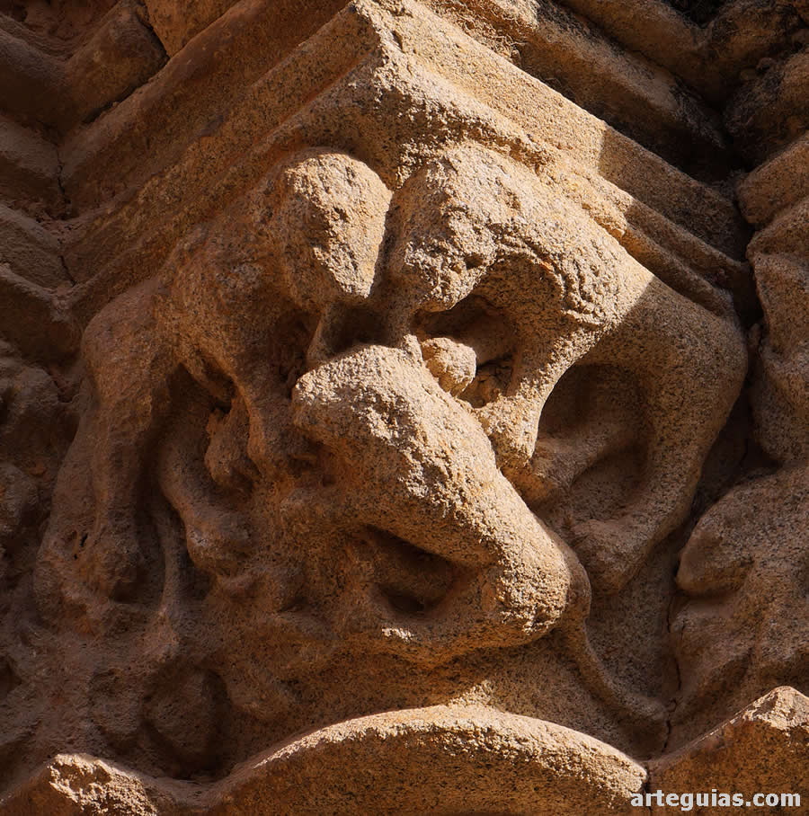 Capitel de la puerta donde parece que se esculpieron tres leones