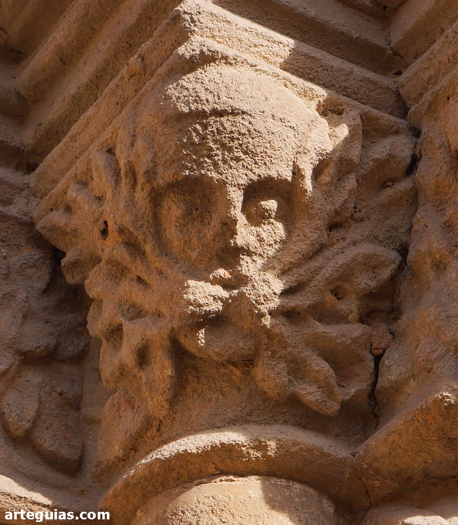Green Man u hombre verde tallado en uno de los capiteles