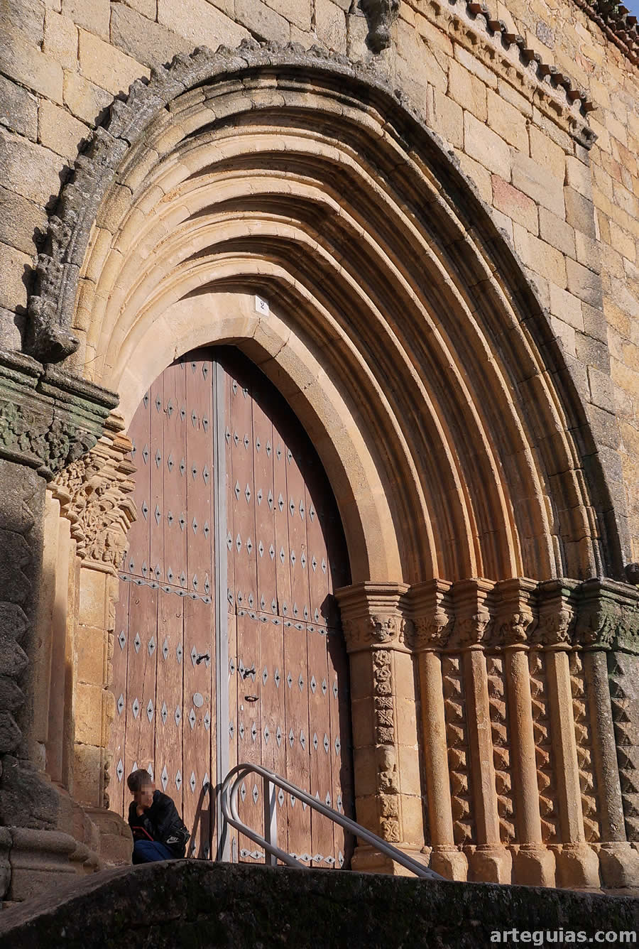La preciosa puerta medieval de la iglesia de Santa Mar&iacute;a de Jara&iacute;z de la Vera