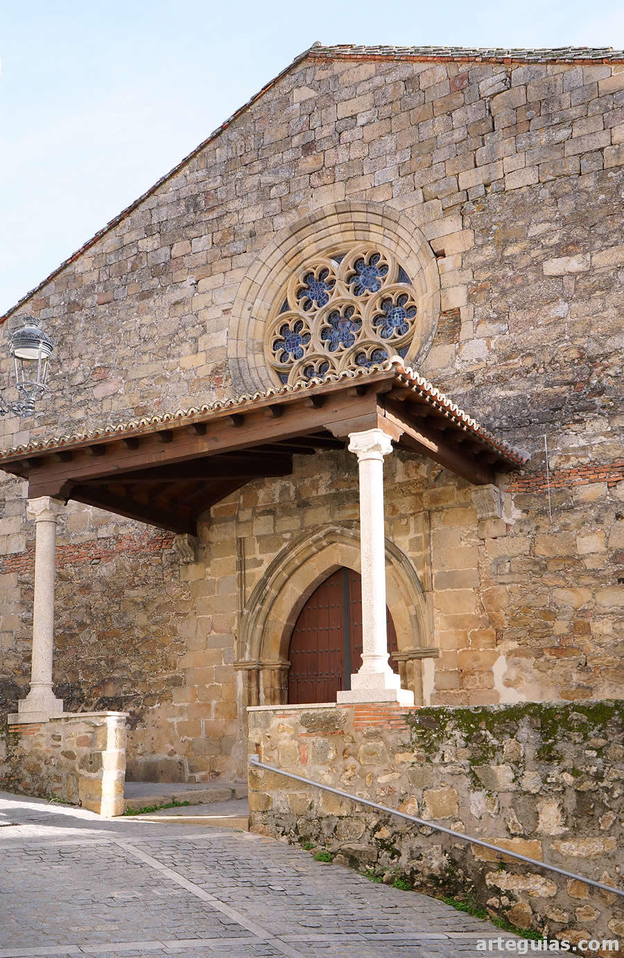 Imafronte y porche de la iglesia de Santa Mar&iacute;a de Altagracia de Jara&iacute;z de la Vera