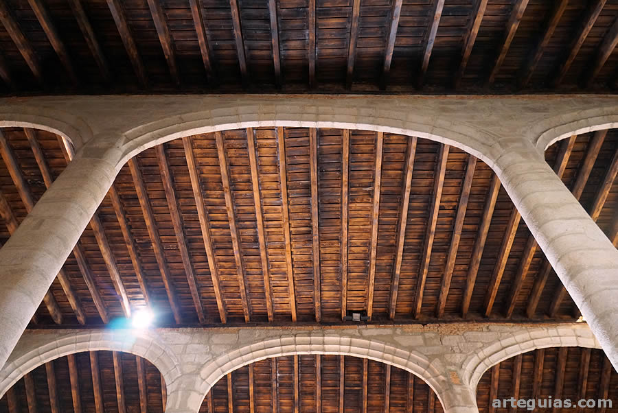 Estructura de divisi&oacute;n en tres naves de la iglesia de Jara&iacute;z
