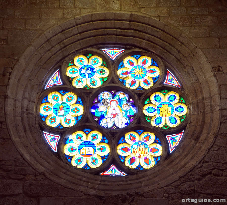 El roset&oacute;n visto desde el interior del templo