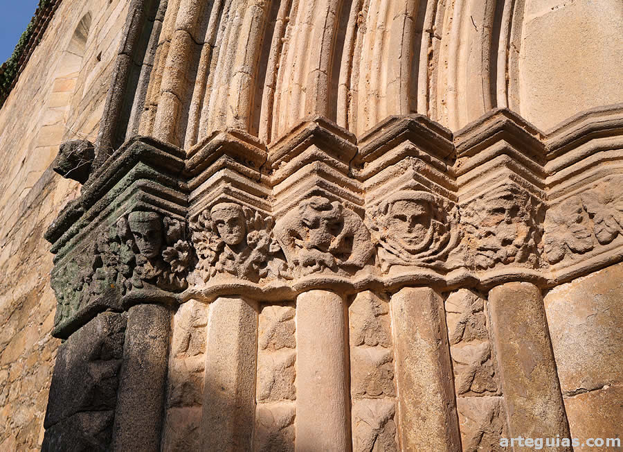 Capiteles de la puerta principal