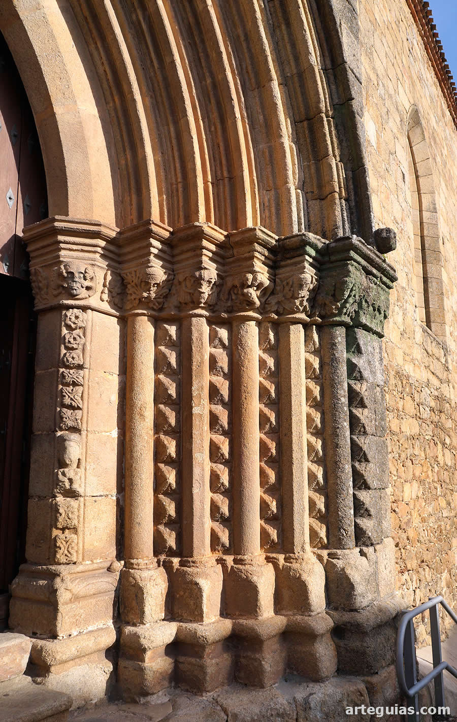 Columnas y arquivoltas de la puerta sur de la iglesia de Santa Mar&iacute;a de Altagracia de Jara&iacute;z de la Vera