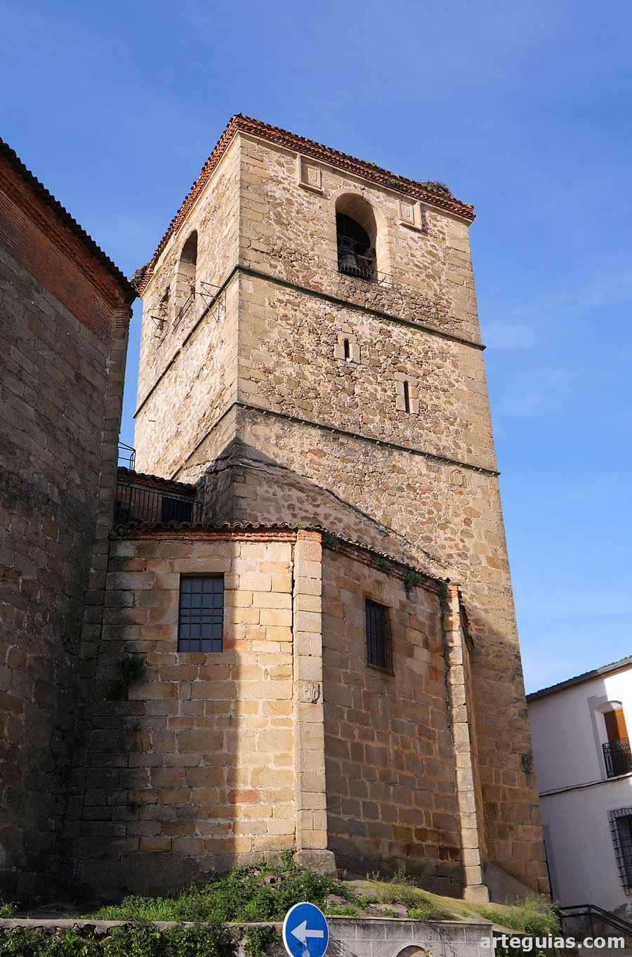 La torre campanario es de una sobriedad casi castrense