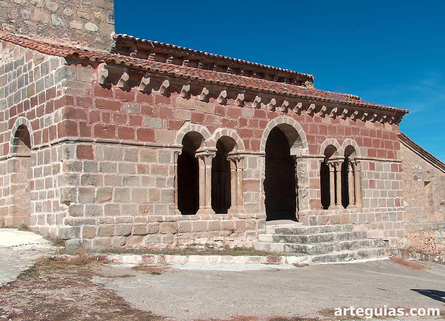 Galería porticada de la iglesia de Jodra del Pinar (Guadalajara)
