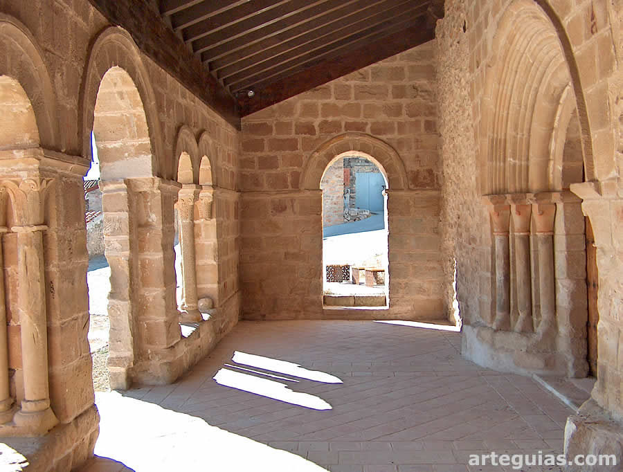 Interior de la galería porticada