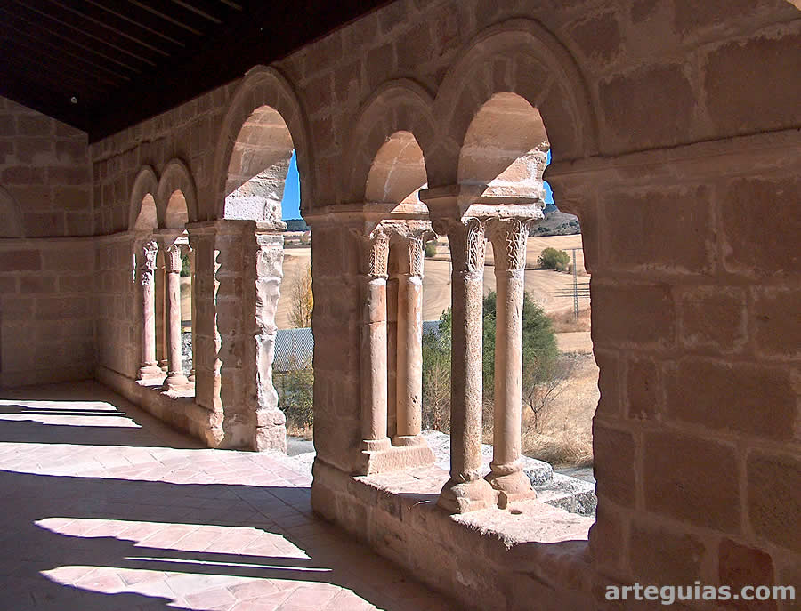 Arquerías del pórtico románico