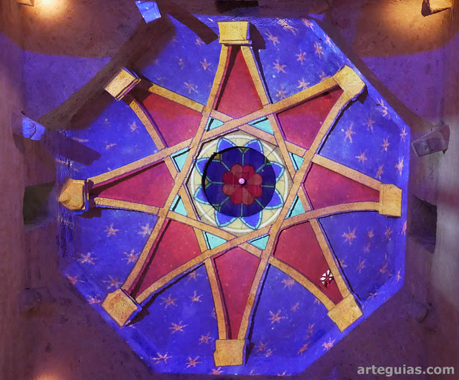 La c&uacute;pula coloreada por la proyecci&oacute;n audiovisual