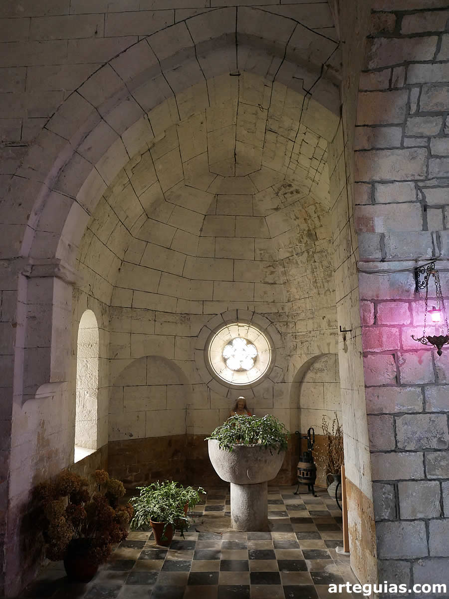 Iglesia de Saint-Blaise de Lacommande: capilla norte con su pila bautismal