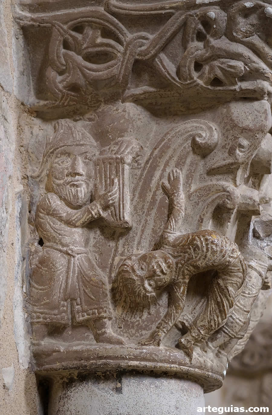 Lacommande: capitel de músico y bailarina