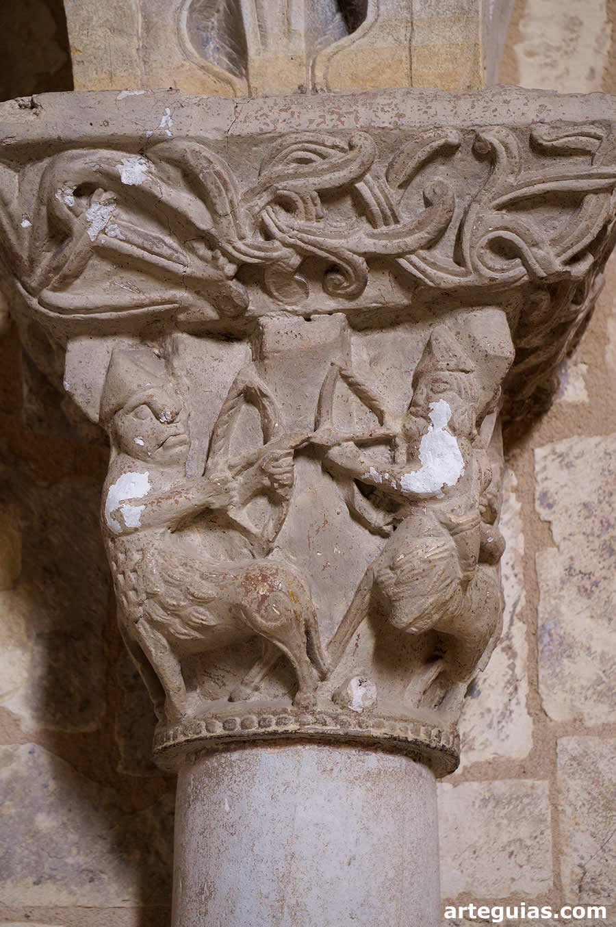 Capitel de la arquería absidal