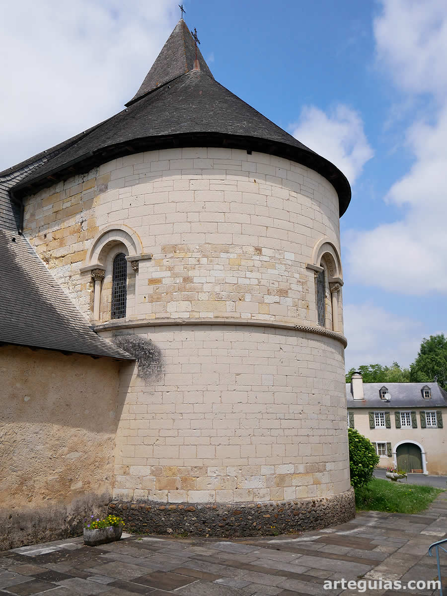 Lacommande. Ábside románico de la iglesia