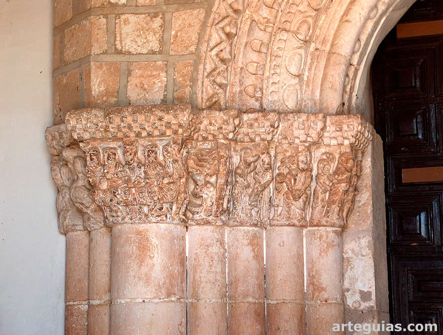 Capiteles del lado izquierdo de la puerta rom&aacute;nica