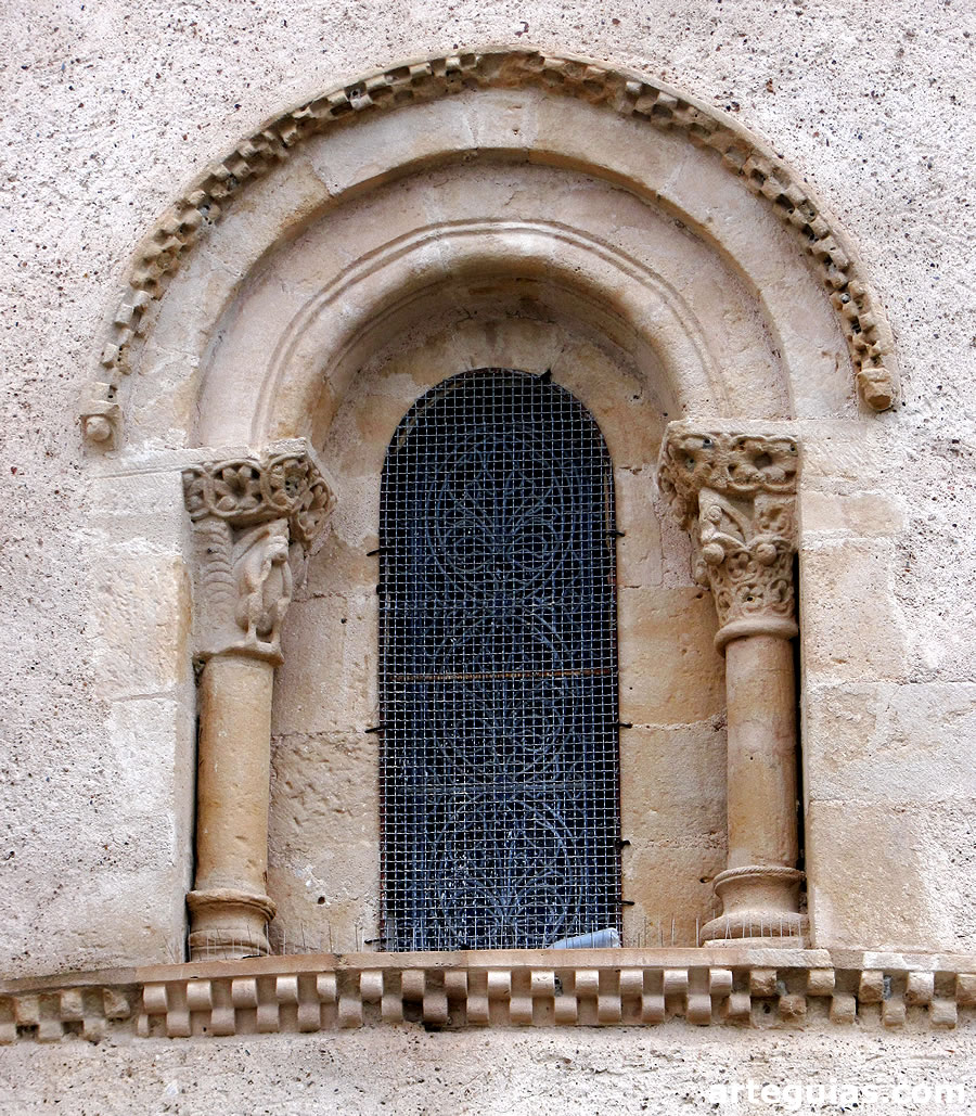 Uno de los ventanales del &aacute;bside