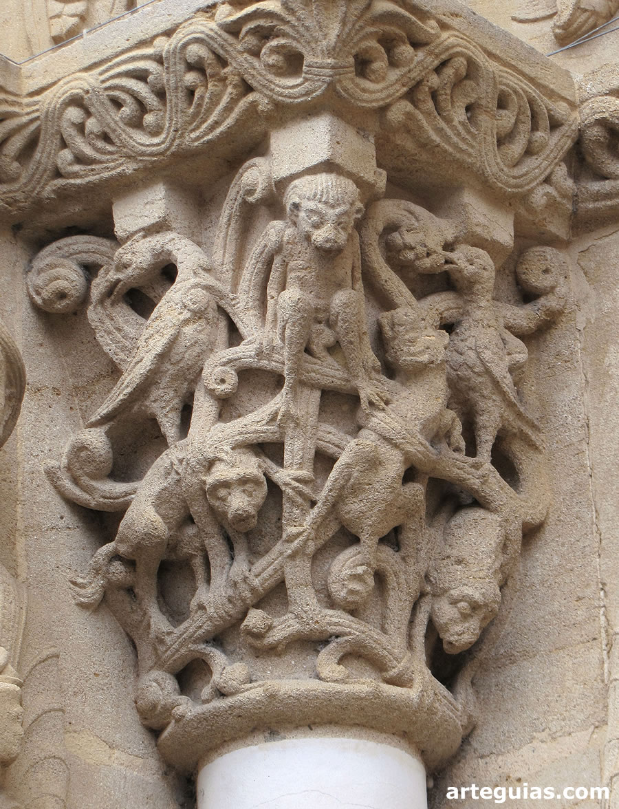 Capitel de la puerta