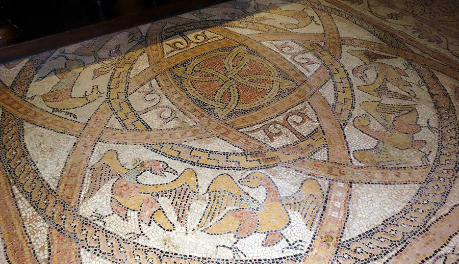 Iglesia de Morla&agrave;s, Francia: mosaico rom&aacute;nico