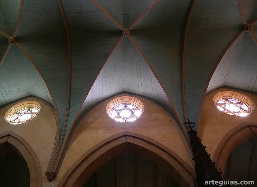 Claristorio de la nave central de la iglesia