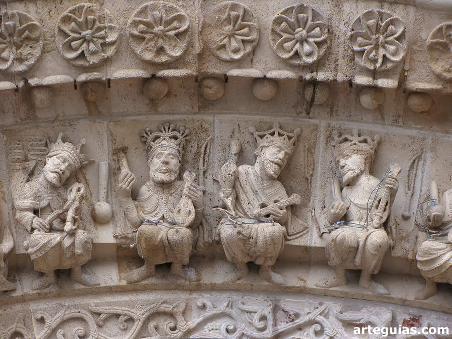 Arquivolta con reyes m&uacute;sicos (Ancianos del Apocalipsis)