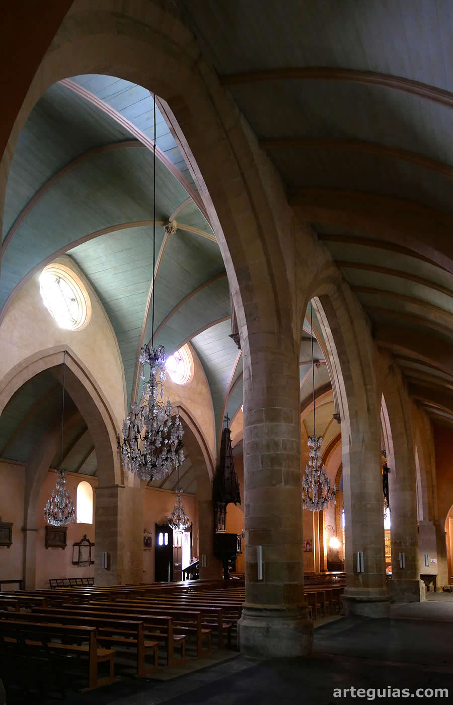 Iglesia de Morla&agrave;s, Francia: aspecto del interior con sus tres naves desde la colateral de la Ep&iacute;stola
