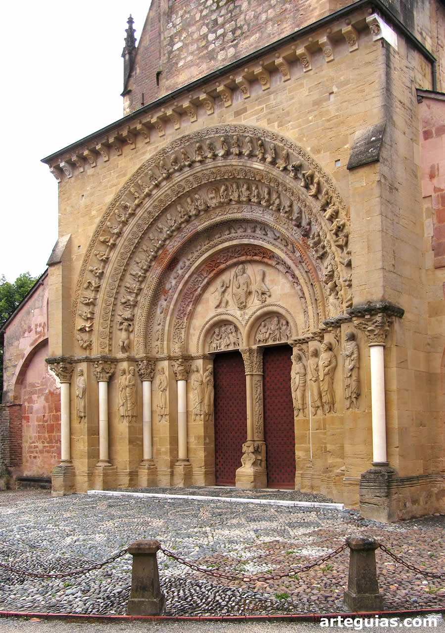 Portada rom&aacute;nica de la iglesia de Morla&agrave;s, Francia