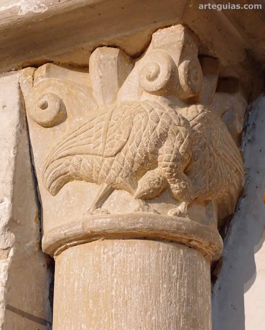 Iglesia de Murillo de Gállego: capitel con aves de cuellos entrelazados