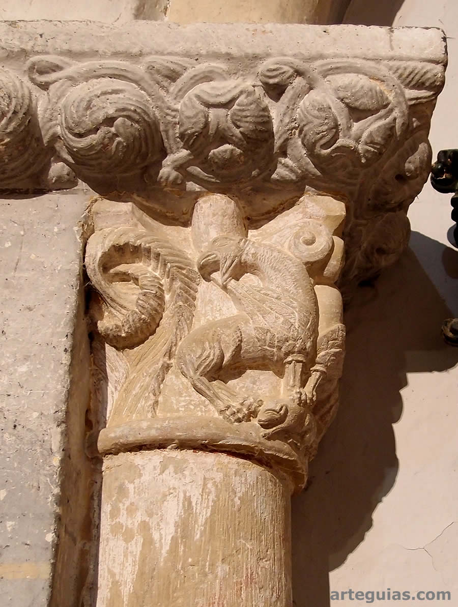 Capitel zoomorfo del interior de la cabecera de la iglesia alta