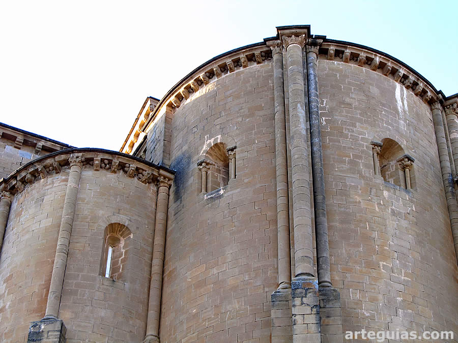 Detalle de los dos ábsides románicos supervivientes de la iglesia superior