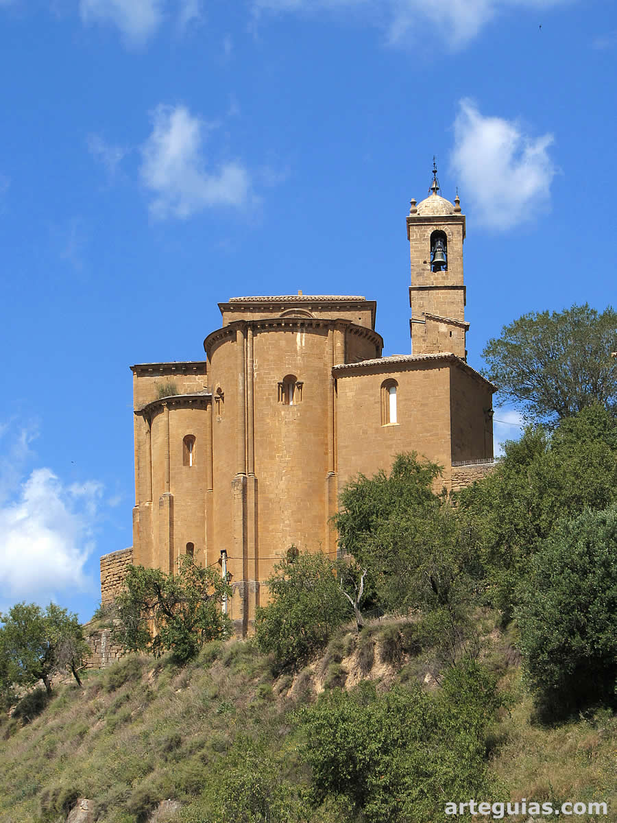 El carácter ascensional de las dos iglesias superpuestas de Murillo de Gállego es espectacular por su la altura conseguida