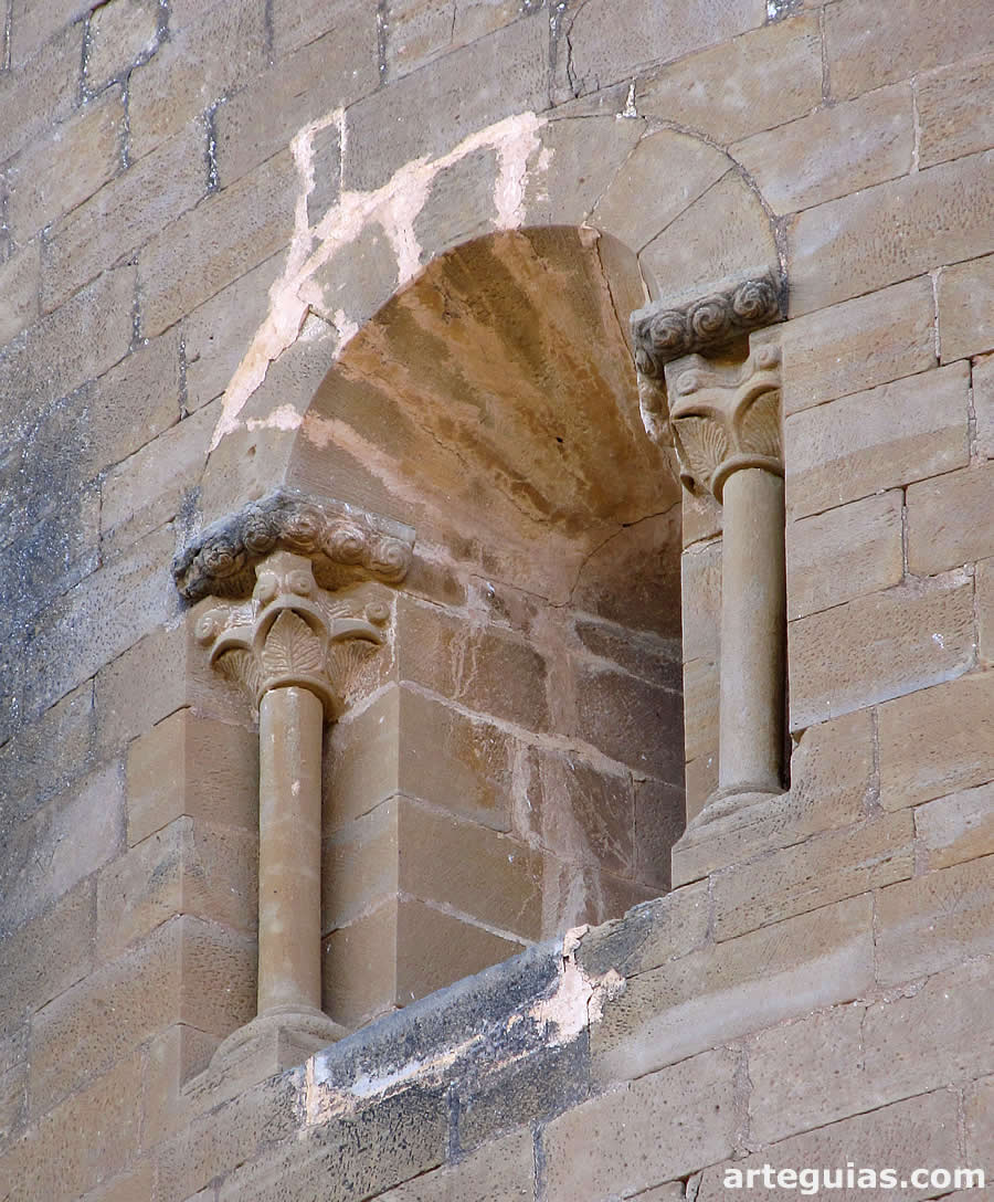 Ventanal románico del ábside central de la iglesia de Murillo de Gállego