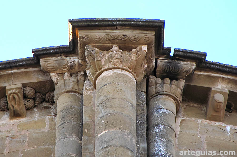 Haz de tres columnas en el ábside central