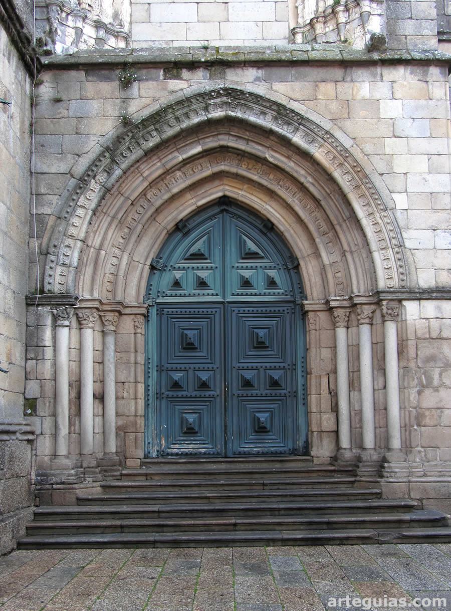 Puerta de Nuestra Se&ntilde;ora de Oliveira