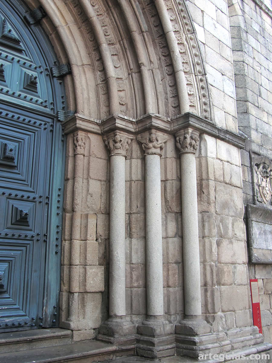 Puerta de la iglesia