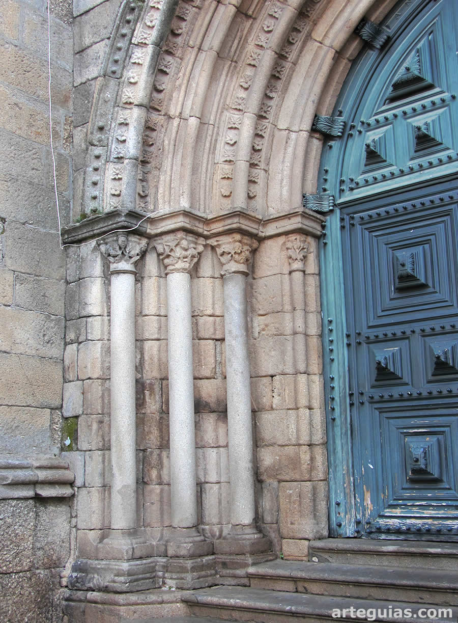 Puerta de la iglesia de Nuestra Se&ntilde;ora de Oliveira