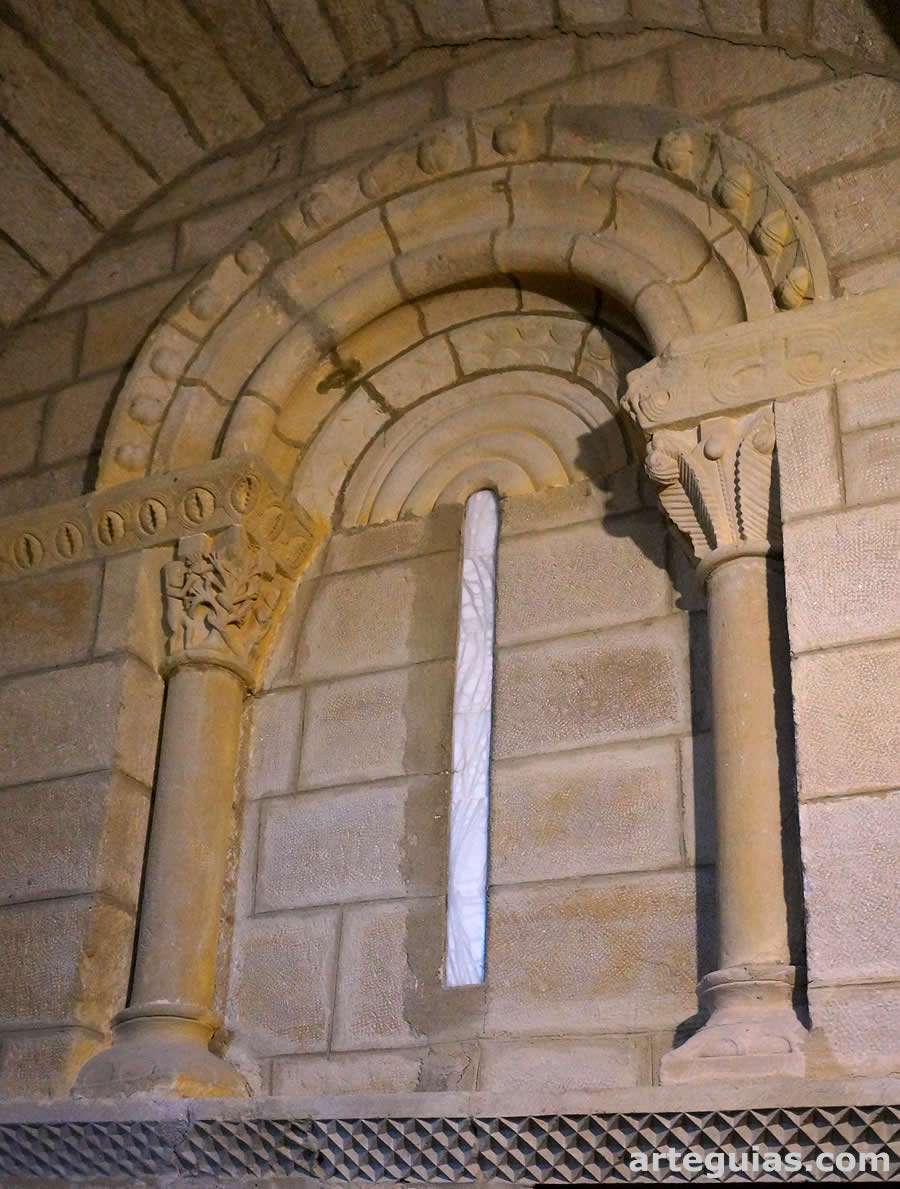 Ventanal oculto en la sacristía de la iglesia de Ochánduri