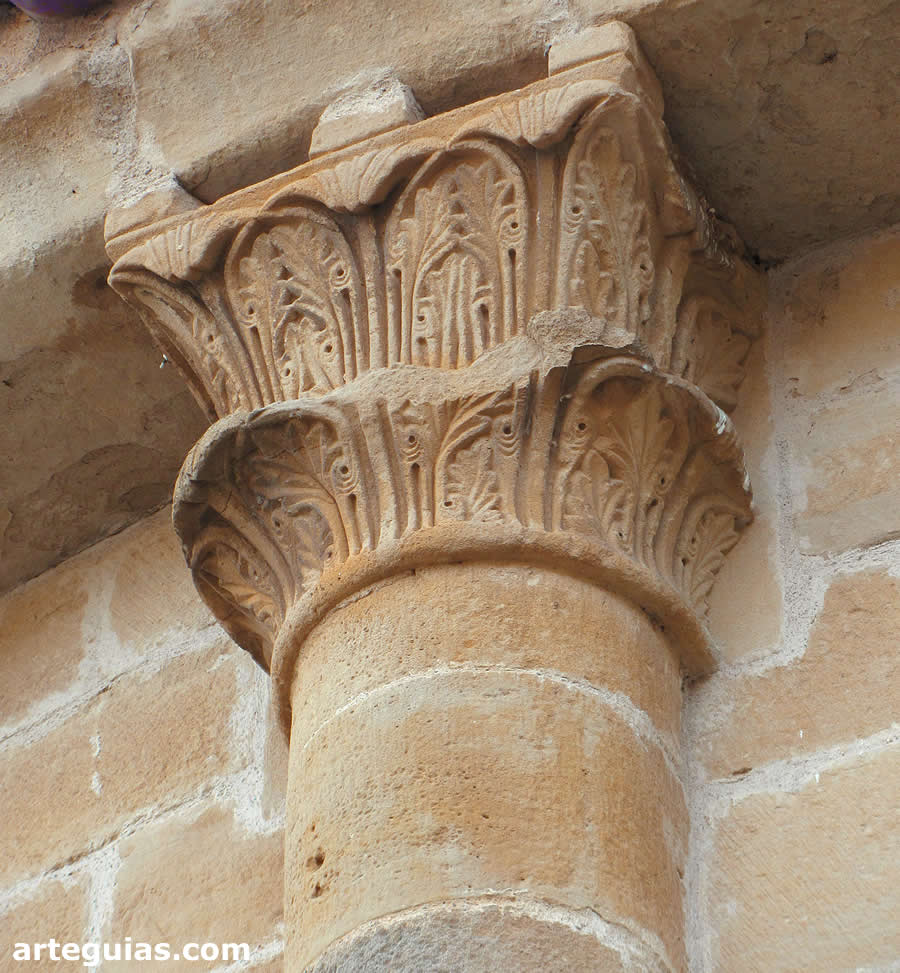 Capitel vegetal del ábside