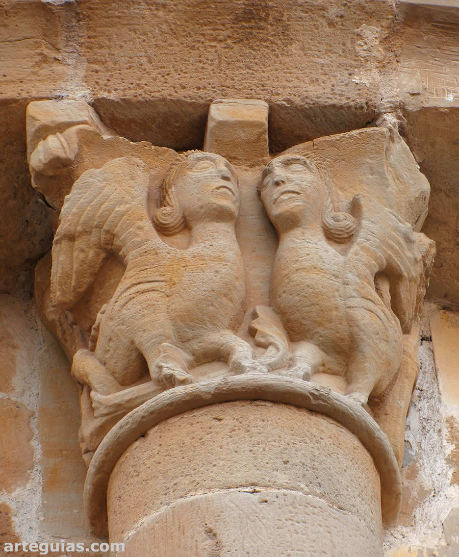 Capitel del ábside con una pareja de arpías