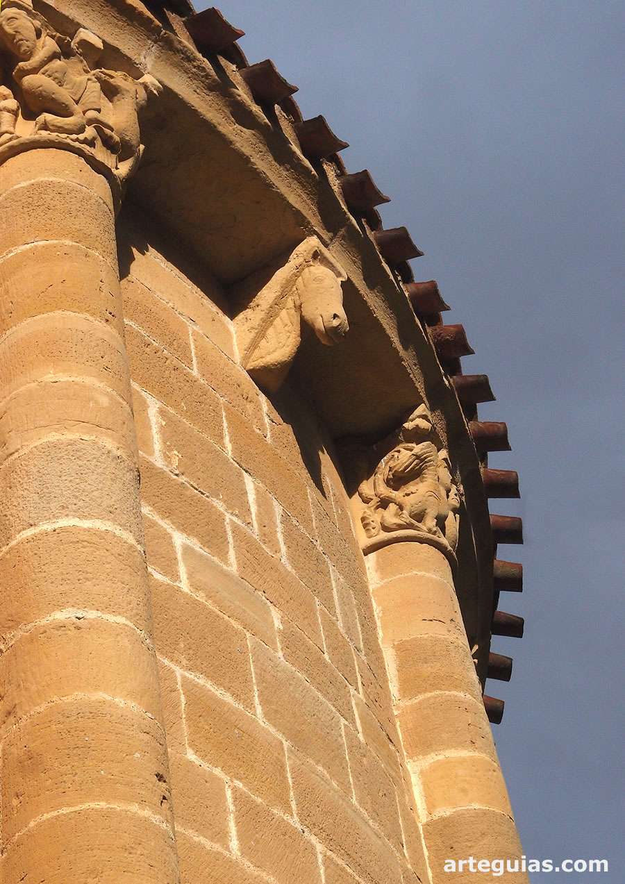 Detalle del ábside de la iglesia de Ochánduri