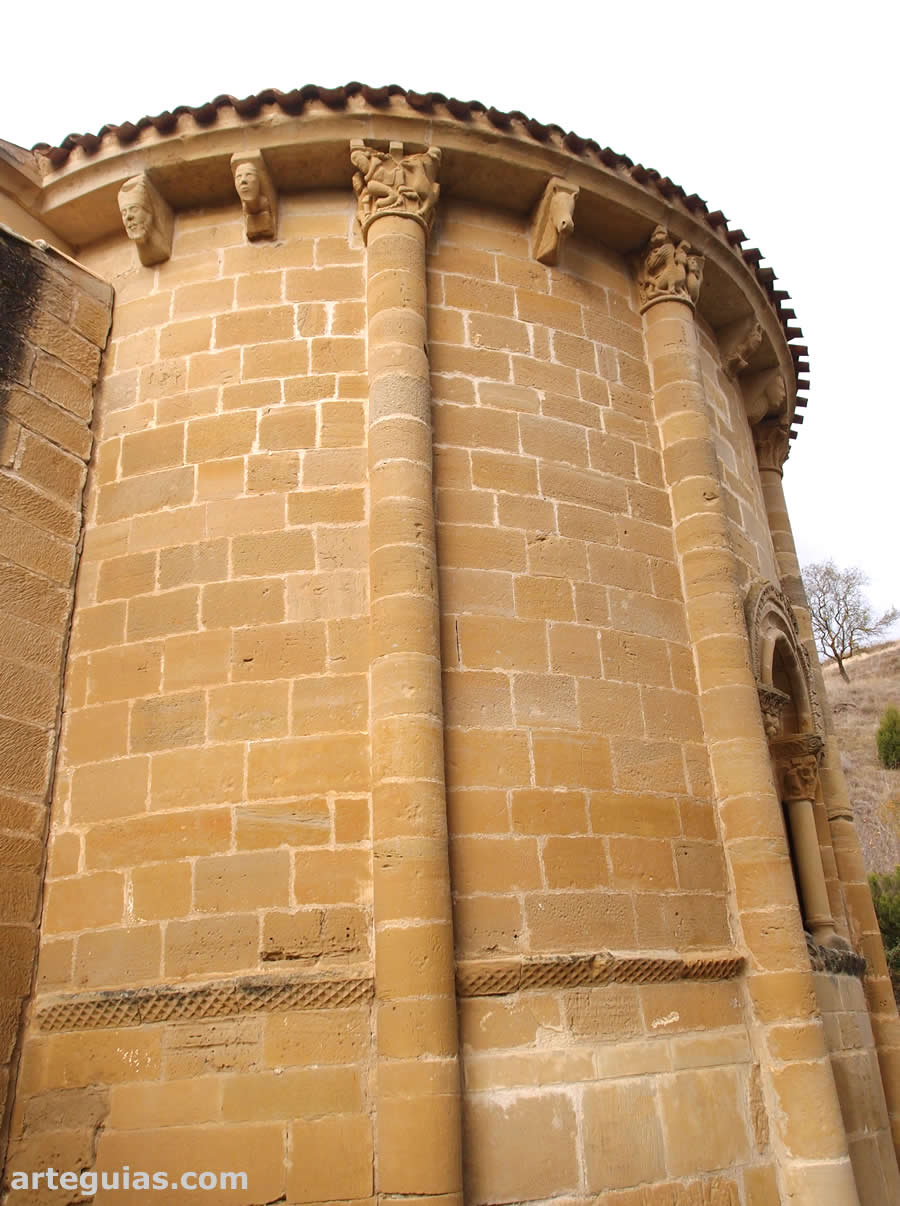 Perfecto ábside de la iglesia de Ochánduri