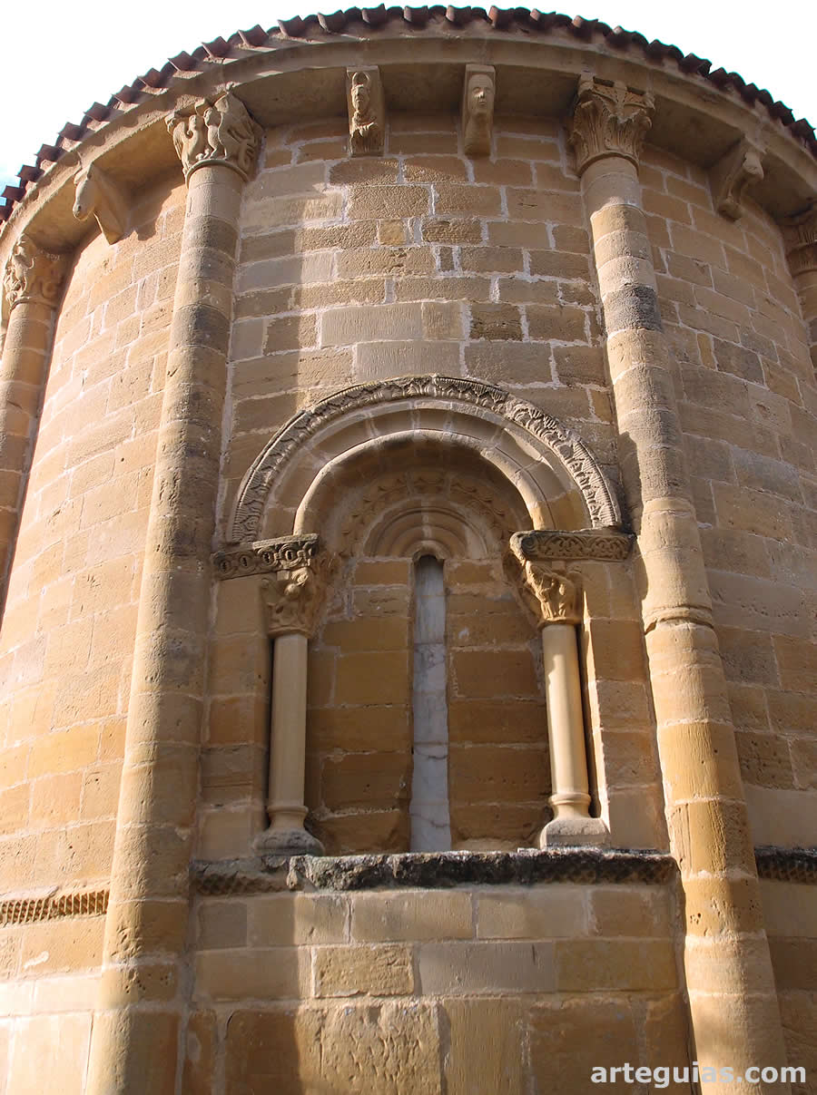 Ábside de la iglesia de Ochánduri
