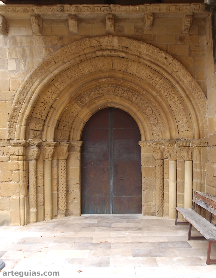 Puerta de la iglesia de Ochánduri