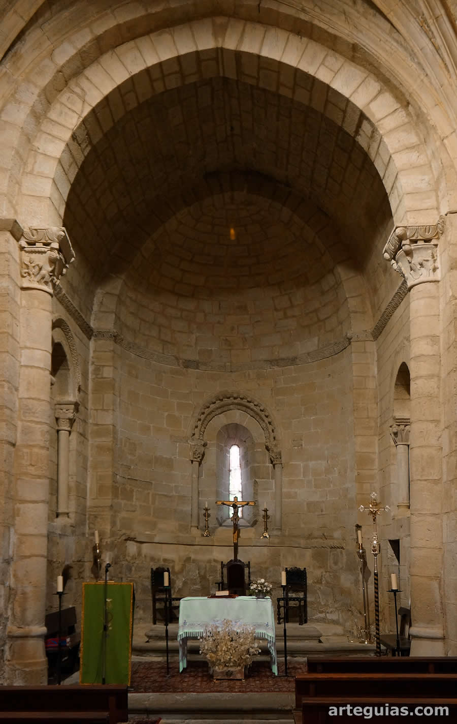 Interior de la iglesia de Ochánduri
