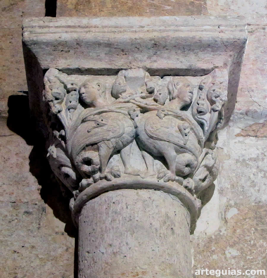 Parajas de arpías en una de las columnas del arco triunfal