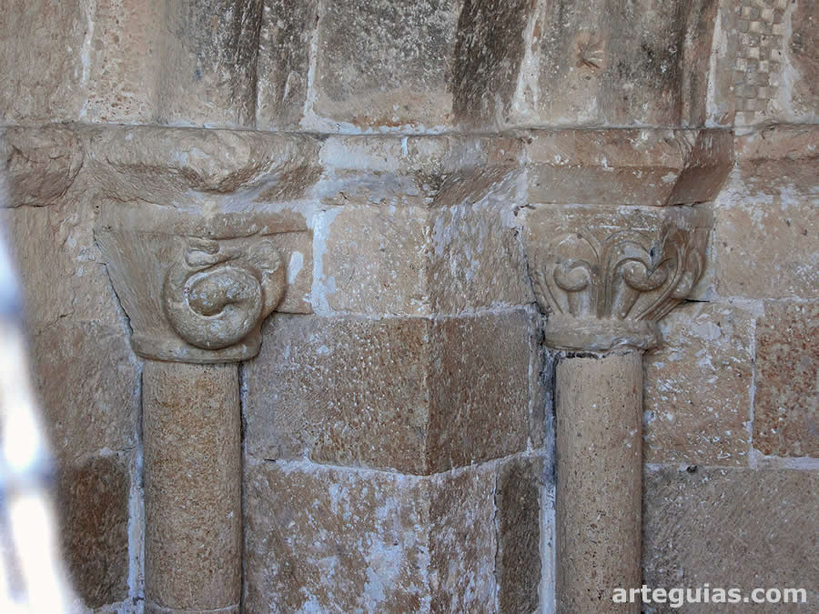Los otros dos capiteles de la puerta románica de Oquillas
