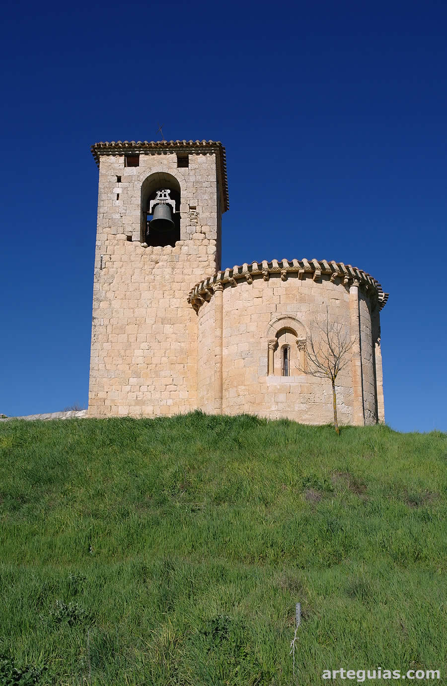 La iglesia de Oquillas se asienta sobre un altozano que domina el caserío del pueblo