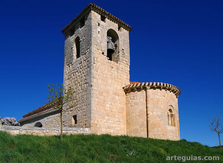 La iglesia de Oquillas desde el sureste con el campanario en primer plano