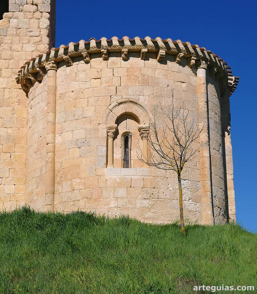 Imagen del ábside en una mañana de primavera