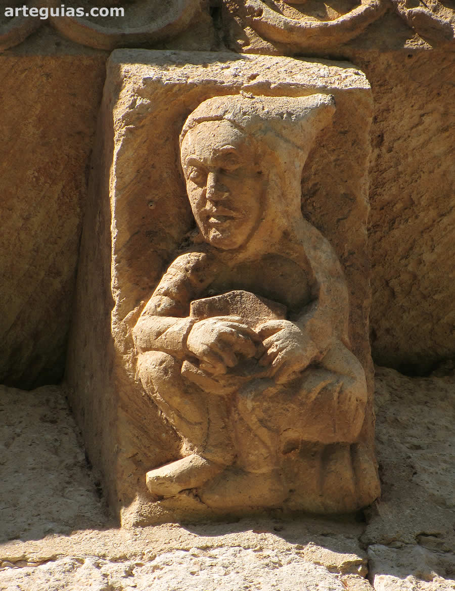Canecillo de un clérigo